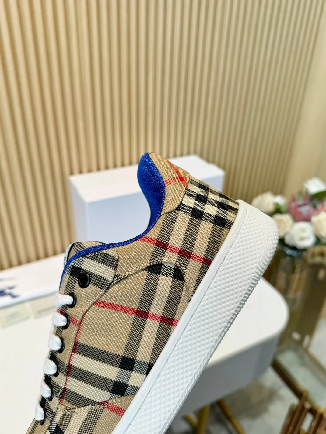 Men's men's shoes 💰560 Burberry's 2024 hot model is released. After three years, the classic plaid returns. It is versatile and decorated with worsted Burberry plaid pattern. Featuring a mesh lining and checkered laces, the rubber sole features the archive Burberry monogram. From Burberry's iconic collection, these wardrobe staples are interpreted with the brand's signature style.   ✅Fabric: classic cotton + silk cowhide ✅Lining: original board lining, silk cowhide lining ✅Outsole: TPU ✅Color: Beige ✅Code number: Men's 39-45 (45 customized)